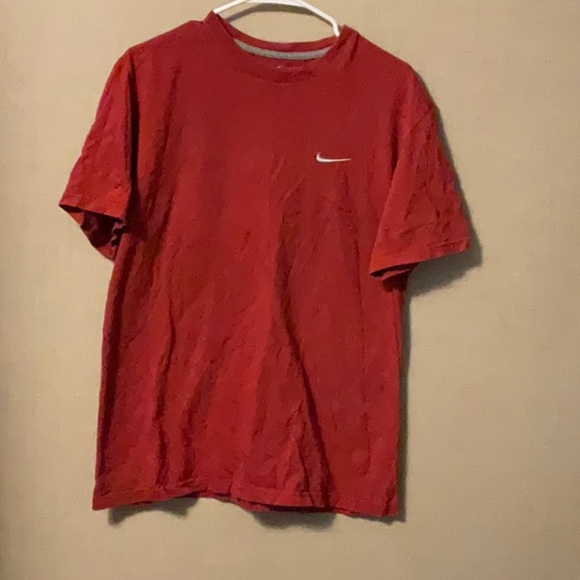 Nike Red Short Sleeve Tee Classic Comfort - Picture 1 of 3
